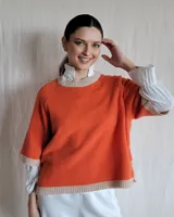 Sweater celeste de lana lambswool con cuello redondo y mangas 3/4.