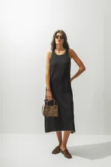 Vestido midi negro sin mangas, con cuello redondo y corte recto.