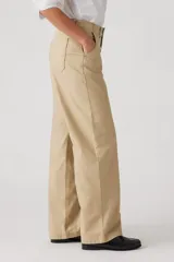 Pantalón de gabardina color beige, de corte recto y tiro alto.