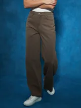 Pantalón de jean negro de tiro alto con corte ancho y pierna recta. Presenta costuras visibles y bolsillos tipo cinco bolsillos.