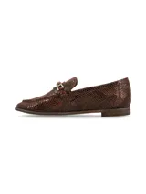 Mocasín plateado de cuero con punta fina y detalle de hebilla metálica en el empeine.