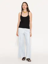 Top blanco de punto con breteles finos y escote redondo. Tejido con textura acanalada vertical.