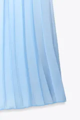 Falda midi plisada celeste con cintura elástica.