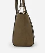 Cartera mediana color beige con paneles laterales de gamuza, doble asa de mano y correa larga desmontable.