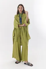 Camisa color beige de lino, de corte amplio, con cuello clásico y mangas 3/4.