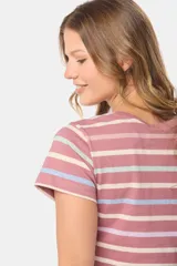 Remera de algodón a rayas horizontales azul marino y blancas, con cuello redondo y mangas cortas.