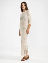 Sweater color crema de escote bote tejido en jersey, con detalle de tigre insignia de Polonio en la espalda.