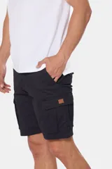 Bermuda cargo azul confeccionada en 98% algodón y 2% spandex.