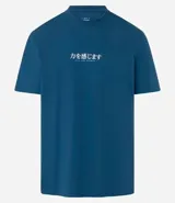Remera azul de algodón con cuello redondo y manga corta. Presenta un estampado en la espalda con una carpa koi, un edificio tradicional japonés y la palabra "Yokohama".