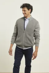 Cardigan gris de punto con cierre frontal de metal, cuello alto, manga larga y bolsillos laterales.