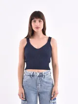 Musculosa tejida azul oscuro con breteles anchos y escote en V.