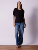 Remera color beige de corte ajustado, con cuello redondo y mangas cortas. Tejido acanalado de modal y elastano.