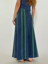 Pollera larga azul con rayas verticales verdes.