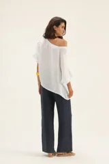 Pantalón ancho azul marino con bolsillos laterales.