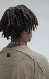 Remera manga corta color verde militar con cuello redondo y calce regular con recorte en espalda, realizada en algodón premium muy suave al tacto.