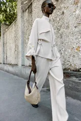 Pantalón ancho color beige de tiro alto con cintura elástica y bolsillos delanteros.