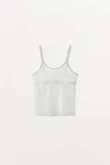 Top blanco de punto con tirantes finos y escote redondo.