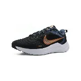 Championes de running Nike Downshifter 12, color negro con detalles en azul y logo en color cobre.