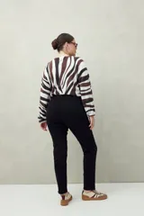 Jean chupín de tiro alto color azul oscuro, con bolsillos delanteros y traseros, confeccionado en denim con textura suave y leve elasticidad que se adapta al cuerpo.