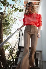 Pantalón de jean celeste acampanado con alforza central y ruedo desflecado.