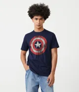 Remera azul marino de manga corta y cuello redondo, con estampa del escudo del Capitán América.