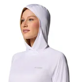 Remera blanca con capucha, de manga larga y protección solar UPF 40.