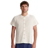 Camisa de punto de manga corta marca Critical Slide, modelo Intro, en color blanco. Presenta cuello polo, cierre frontal de botones y un diseño con textura de líneas verticales caladas.