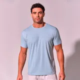 Remera deportiva azul de poliéster, con cuello redondo y logo estampado en el pecho.