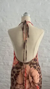 Vestido corto de microtul con estampado animal print y flores rojas, escote drapeado y tirantes finos.