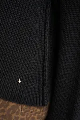 Sweater de tejido de punto acanalado, color azul vibrante, con cuello redondo y mangas largas.