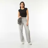 Camiseta negra sin mangas de tejido acanalado con cuello redondo. Corte ajustado al cuerpo.