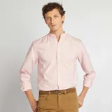 Camisa de vestir rosa claro, corte clásico, cuello mao y mangas largas con puños abotonados.