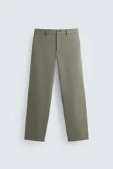 Pantalón chino slim fit color verde oliva, confeccionado en tejido técnico de secado rápido. Cuenta con bolsillos frontales y traseros de vivo. Cierre frontal con cremallera y botón.