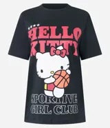 Remera negra de algodón con estampado de Hello Kitty jugando al baloncesto y texto "Sportive Girl Club".