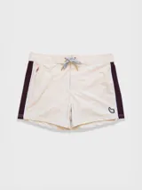 Short de baño color beige con una franja vertical marrón en el lateral. Tiene cintura elástica con cordón ajustable, bolsillos laterales y trasero con cierre, y suspensor de malla fina hipoalergénica.