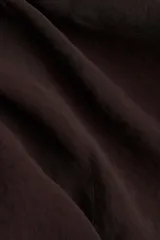 Vestido túnica largo color marrón oscuro, de tejido liviano, con cuello en V con lazos, mangas largas con puños abotonados y volados en mangas, laterales y ruedo.