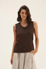 Musculosa marrón de algodón con cuello redondo y sisas amplias.