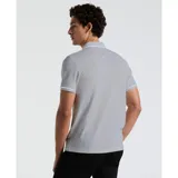 Polo de piqué gris con cuello clásico, manga corta y corte recto. Presenta tapeta con botones, vivos blancos en cuello y mangas, y logo de la marca bordado en el bolsillo del pecho.