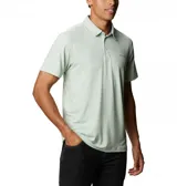 Polo de hombre Columbia Tech Trail, color blanco, de manga corta, con logo bordado en el pecho. Confeccionada en tejido hidroabsorbente Omni-Wick™ con elastano.