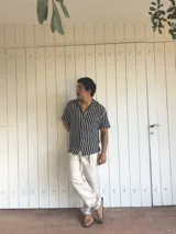 Pantalón de lino color beige, de corte ancho y relajado, con cintura ajustable mediante cordón.