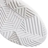 Championes Adidas Gamechaser blancos con las tres tiras características de la marca en color dorado. Ideales para uso diario.