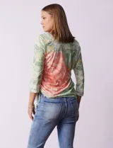 Blusa de modal estampado con flores, marca Ruby Rd. Tiene cuello redondo con aplique de tachas, mangas 3/4, frunces y lazo de ajuste en el lateral.