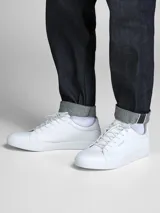 Championes blancos de Jack & Jones, modelo Trent. Confeccionados en poliuretano con forro de malla y suela de goma.