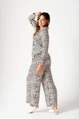 Pantalón palazzo beige con estampado animal print, cintura elástica y corte amplio.