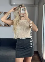 Musculosa de tul color dorado con bordado de canutillo y lentejuelas.