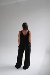 Musculosa negra de lino italiano, con escote en V tanto en el frente como en la espalda y corte acampanado.