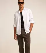 Pantalón jogger negro liso, con cintura elástica ajustable con cordón y bolsillos laterales.