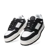 Championes urbanos color beige con detalles en blanco y negro, suela gruesa y cordones negros.