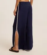 Pantalón de playa confeccionado en viscolino azul marino con lazo en la cintura y bies contrastante blanco en los laterales.