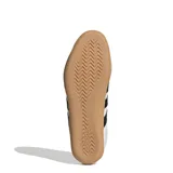Championes Adidas Grand Court Lo, color blanco con detalles en negro, con las tres tiras clásicas de la marca en los laterales y suela de goma color caramelo.